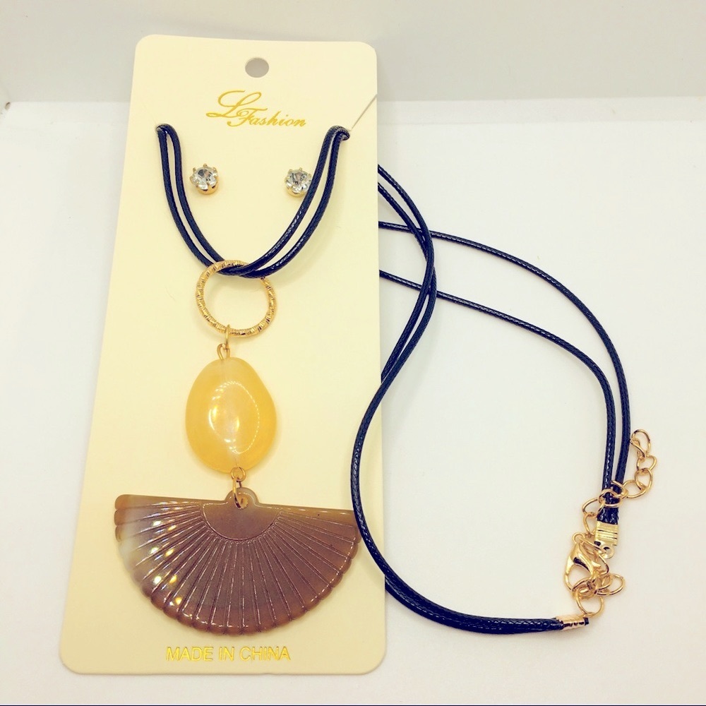 NECKLACE SHELL LIKE IN TOFFEE ON CORD!
